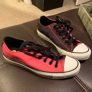 Converse pink/black women’s 9/men’s 7